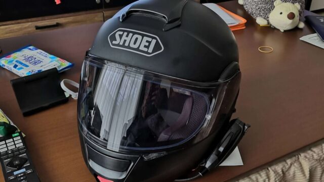 SHOEIヘルメットのシールド交換を解説します。ピンロックシートの